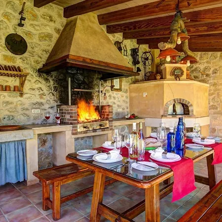 Villa Busqueroles By *